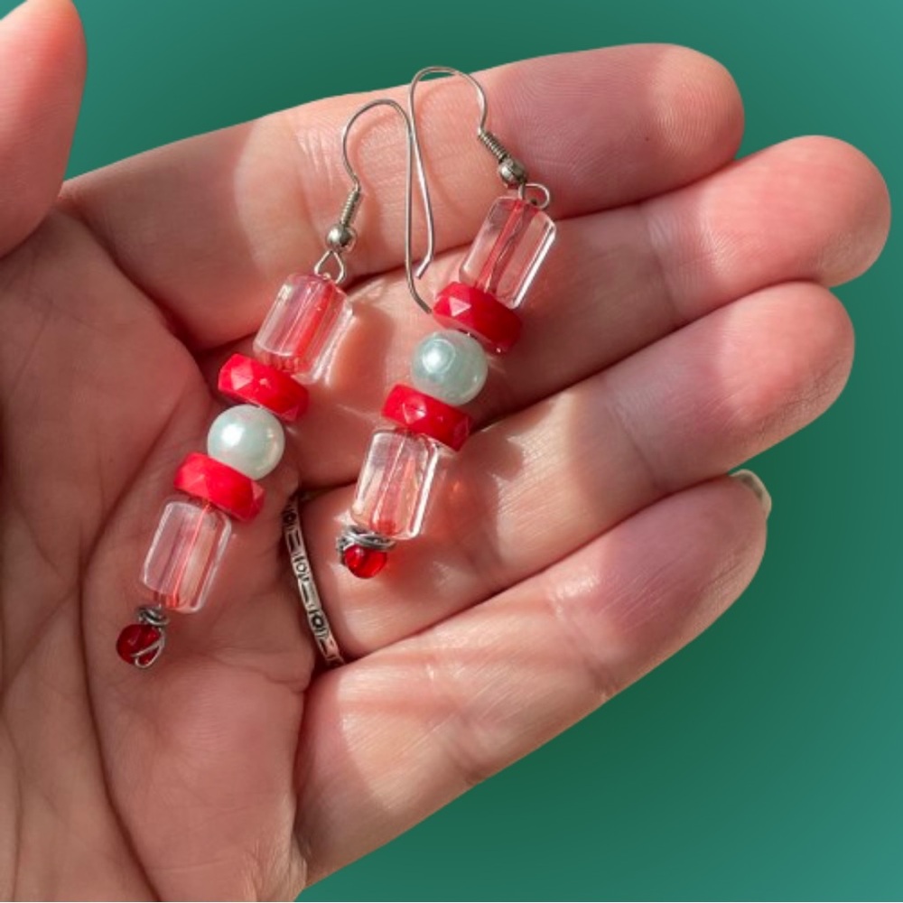 Vintage art glass (?) & faux pearl dangle earrings clear red green festive Xmas
